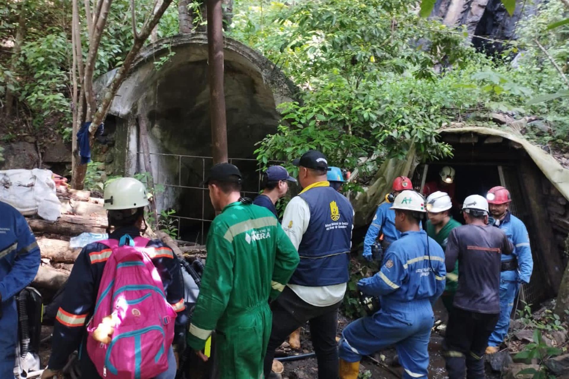 Catorce mineros atrapados por accidente en una mina en Colombia