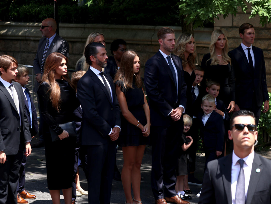 Familia Trump da el último adiós a Ivana en funeral en Nueva York