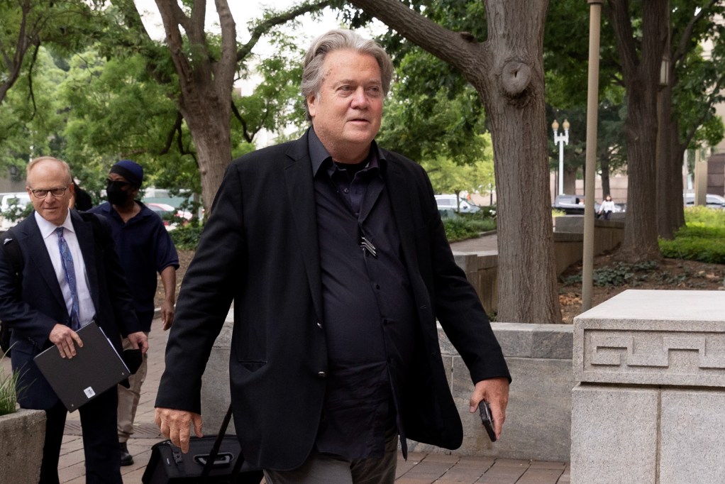 Bannon, exasesor de Trump, declarado culpable de obstruir investigación sobre asalto al Capitolio