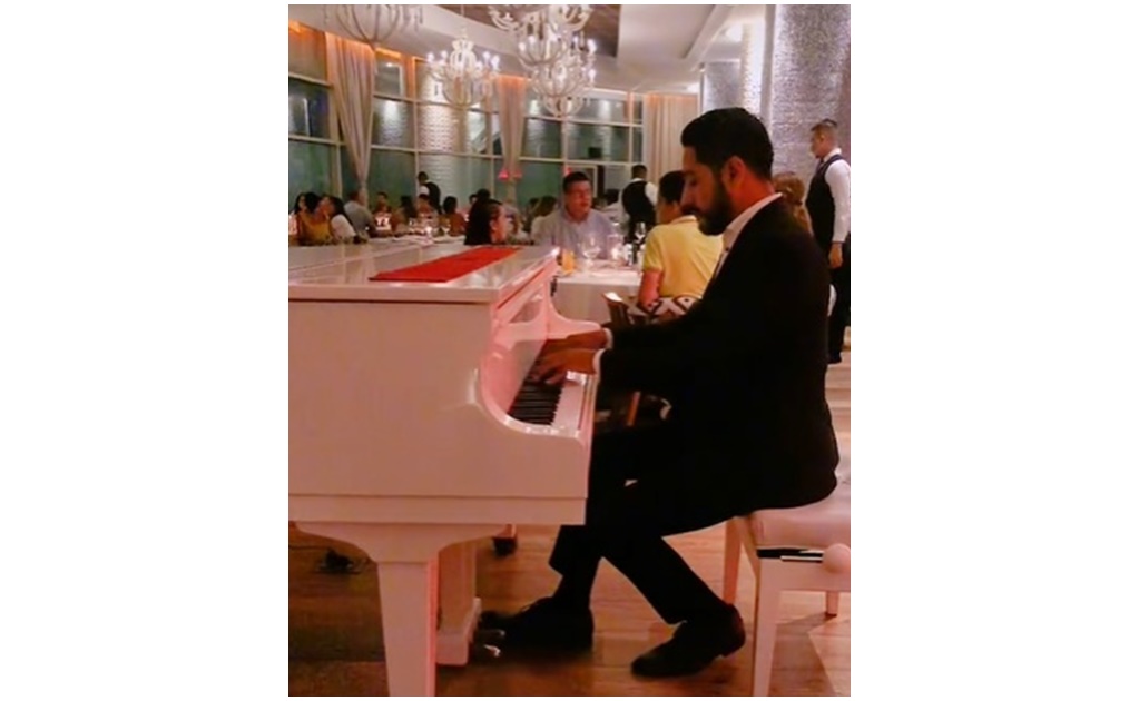 Pianista toca “Mi bebito fiu fiu” en restaurante de lujo y se hace viral