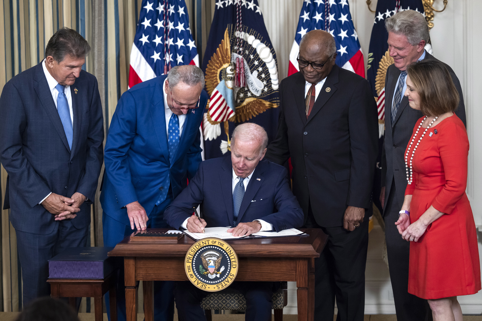 Biden firma ley de inflación, «una de las más importantes de la historia»