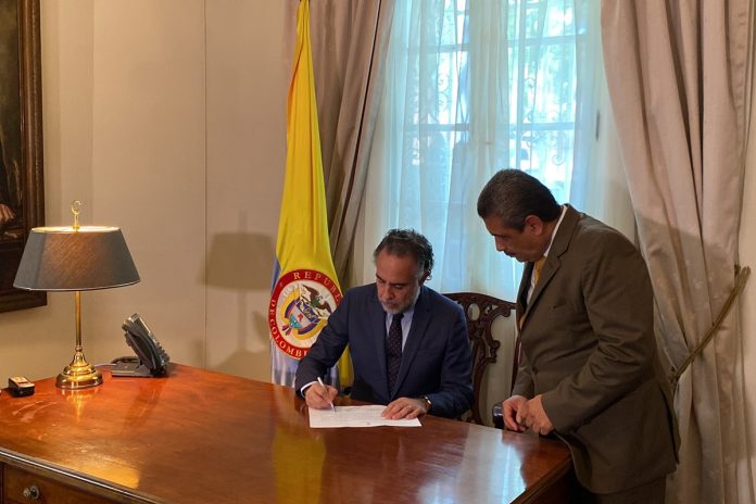Armando Benedetti asumió formalmente como embajador de Colombia en Venezuela