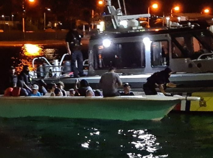 Guardia Costera de Aruba interceptó a 22 balseros venezolanos que llevaban animales exóticos