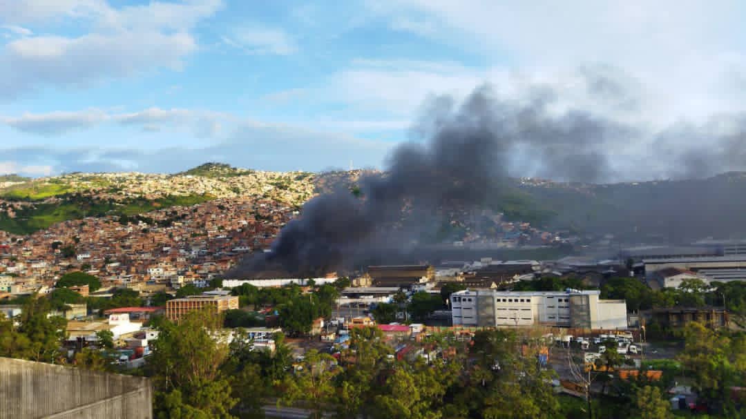 Reportan incendio en depósitos del IVSS de La Yaguara