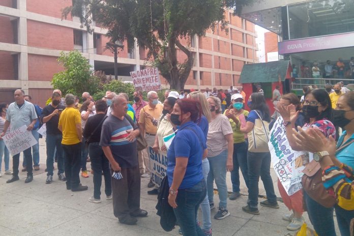 Docentes protestaron frente a la gobernación de Lara
