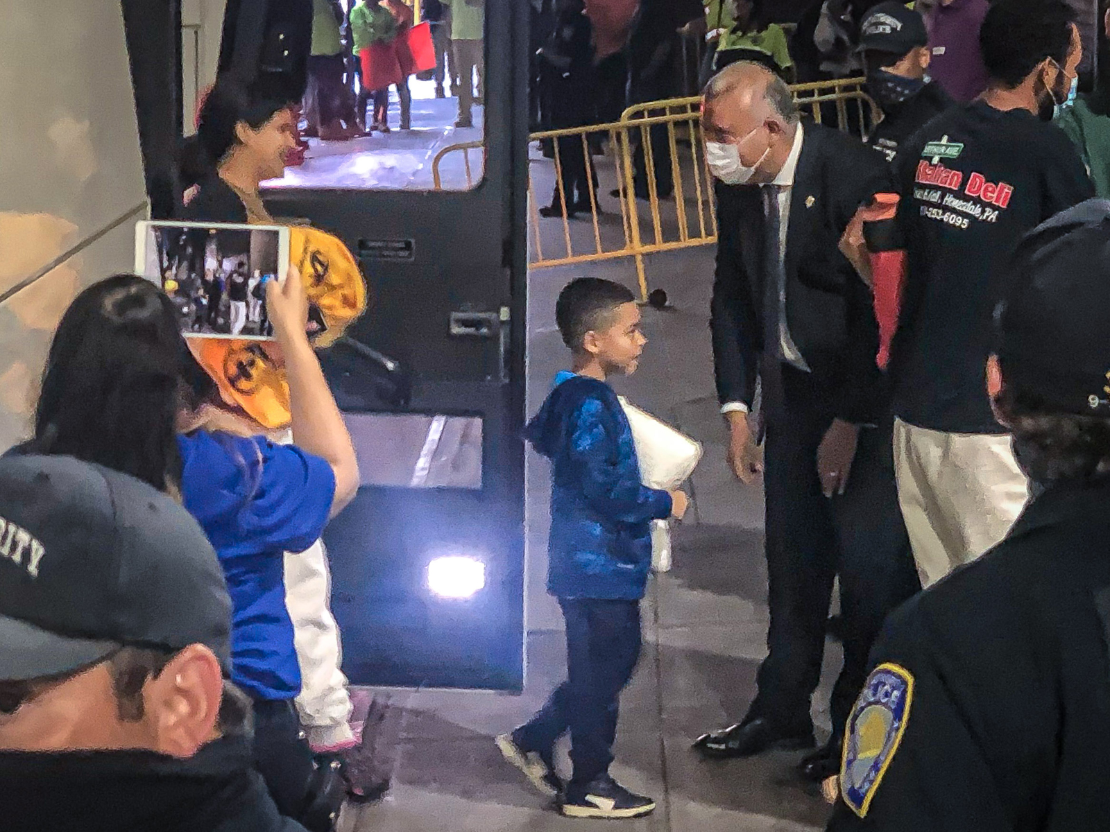 Comisionado Manuel Castro recibe nuevo grupo de inmigrantes en estación de autobuses de Nueva York