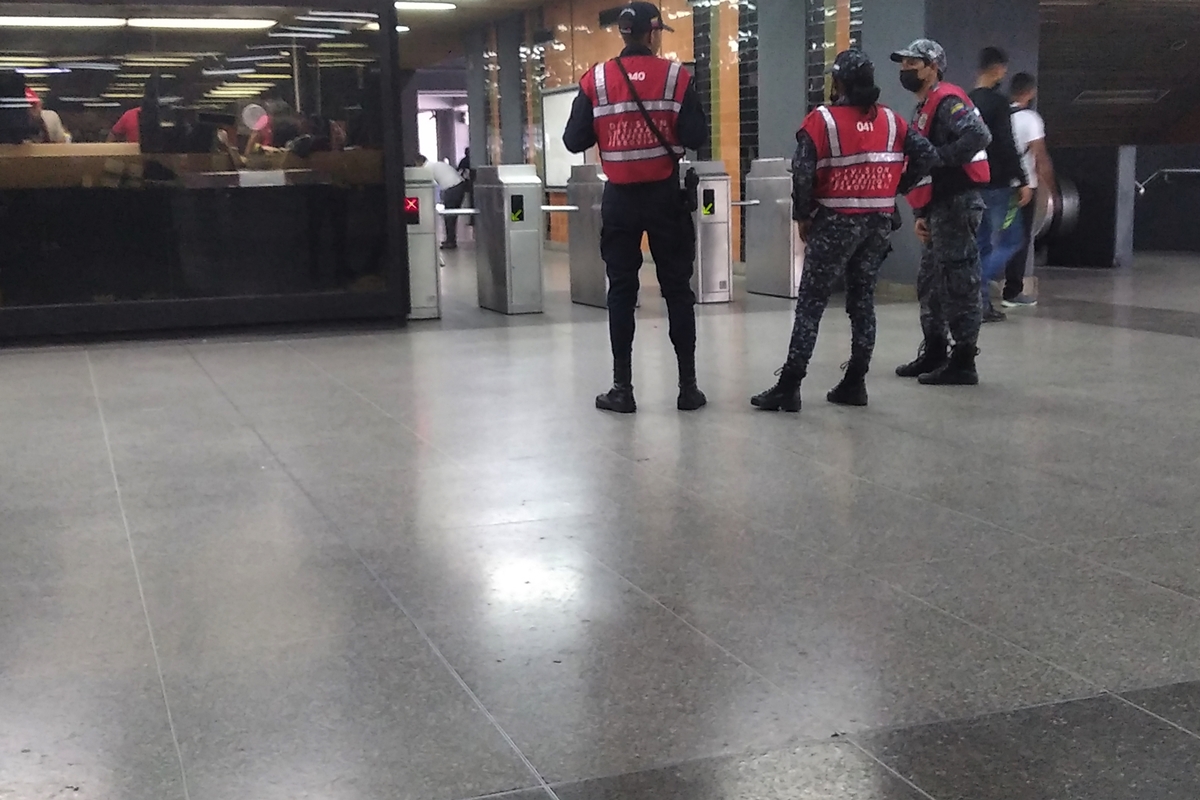 Metro de Caracas: condiciones míseras y peligros sufren los usuarios