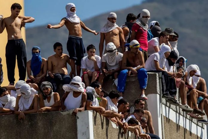 Cárceles Piscinas, gimnasios, discotecas y arsenales de armas de fuego: los privilegios de los reos en las cárceles de Venezuela