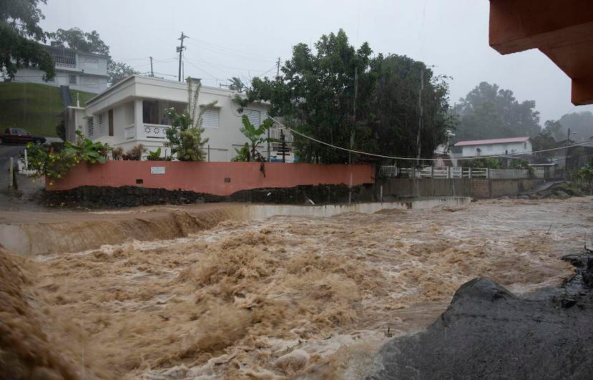 Desalojan a cientos de personas en varias áreas de Puerto Rico por inundaciones