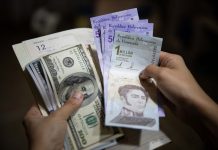 venezolanos La moneda de Venezuela desacelera su devaluación frente al dólar