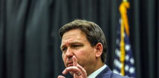 DeSantis El gobernador de Florida firma legislación que permite la reubicación de inmigrantes indocumentados fuera del estado