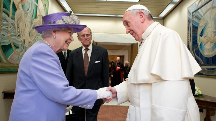 El papa / la reina Isabel II