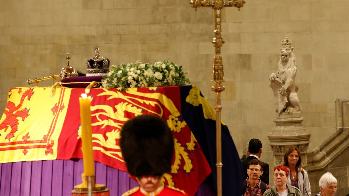 Niegan la entrada a la capilla ardiente de Isabel II a una delegación china