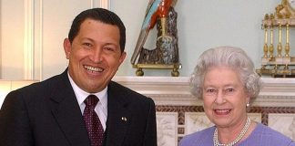 El incómodo encuentro entre Hugo Chávez y la reina Isabel II en Buckingham