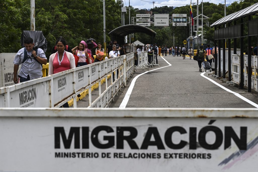 La migración será atendida en tres nuevos centro instalados en ciudades de Colombia por ese país y Estados Unidos