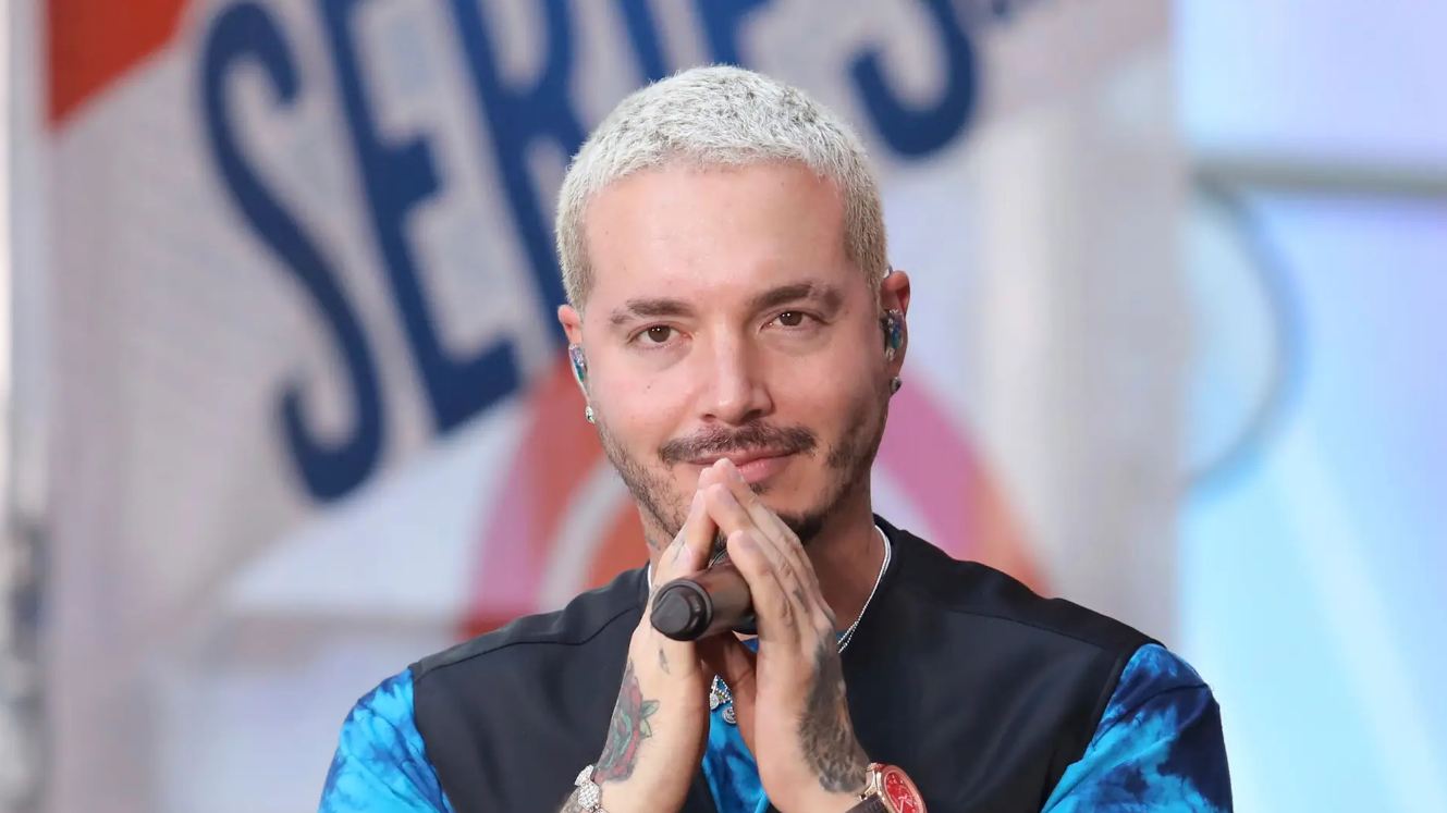 El papá de J Balvin exhibe los premios de su hijo en Medellín