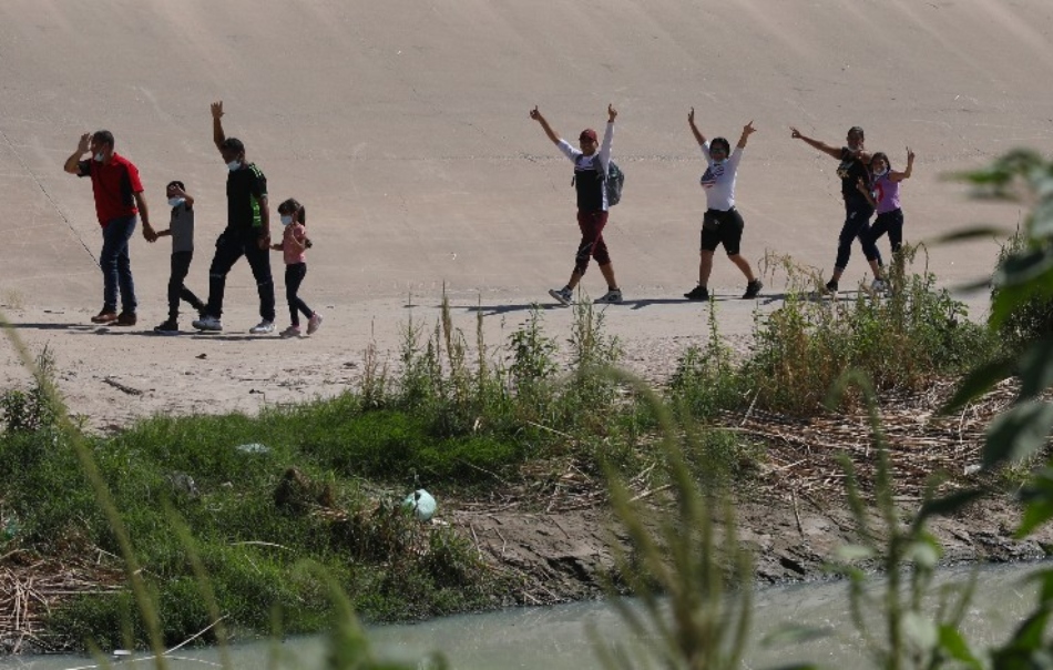 Últimos venezolanos en llegar a EE UU celebran, pero sufren por quienes vienen atrás