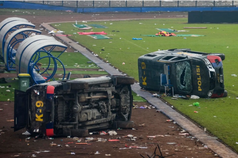 Presidente del club indonesio que vivió una trágica estampida en el estadio pide disculpas