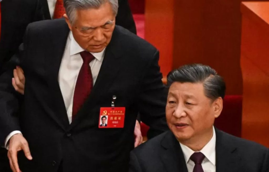 Antes de marcharse, Hu Jintao parece decirle algo a Xi Jinping. Getty Images  