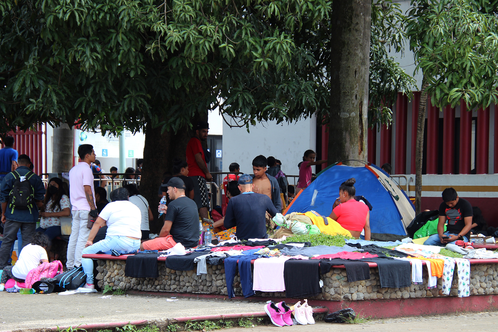 Miles de migrantes venezolanos y de otros países saturan la frontera sur de México