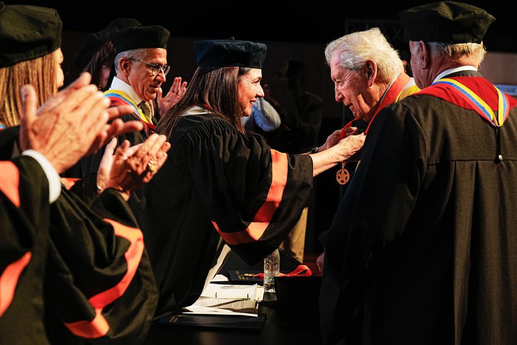 PABLO PULIDO RECIBE EL DOCTORADO HONORIS CAUSA, UNIMET, POR MAURICIO DONELLI