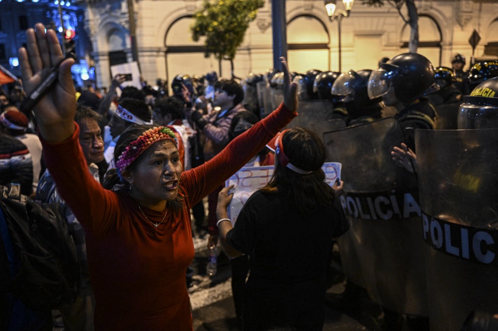 Castillo seguirá detenido en medio de protestas y represión en Perú