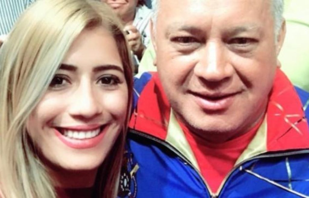 La exdiputada venezolana Jeycar Saraith Pérez Gómez junto al número dos del chavismo, Diosdado Cabello