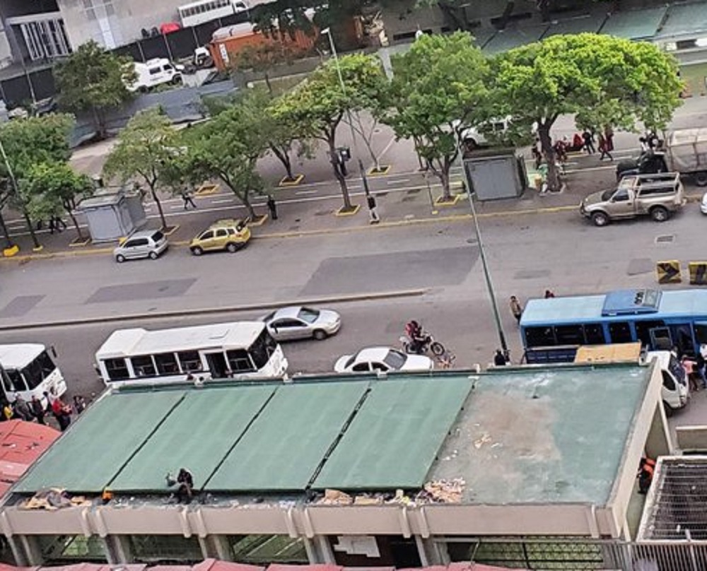 Denuncian que indigentes duermen en el techo de la estación Plaza Venezuela del Metro de Caracas