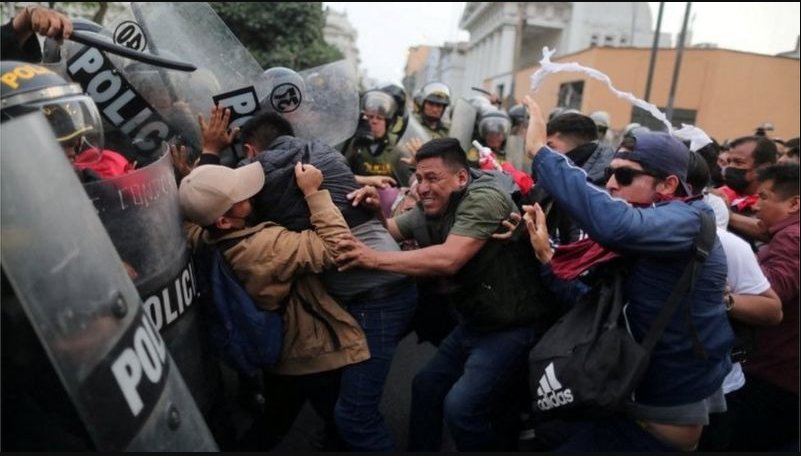 Crisis en Perú: manifestantes exigen nuevas elecciones y la presidenta Boluarte sopesa convocarlas