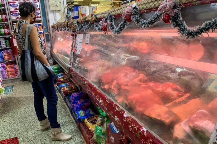 El salario mínimo y las pensiones en Venezuela, menos de un kilo de carne