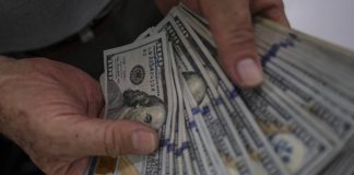 Dólar registra cierre con valores récord en Argentina