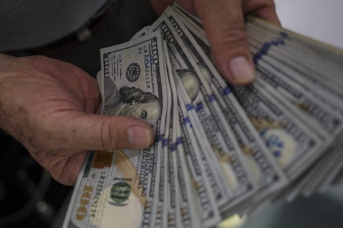 Dólar registra cierre con valores récord en Argentina