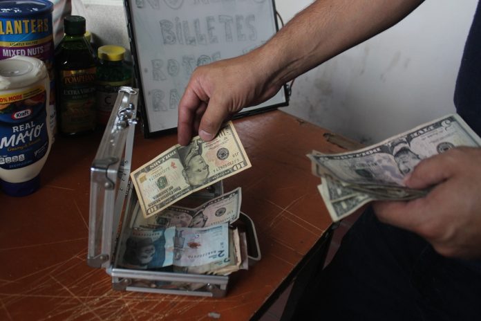 Precio del dólar paralelo se mantiene imparable: cerró este miércoles en 15,37 bolívares crisis venezolana