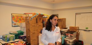 Migrantes venezolanos reciben ayuda de una ONG española en Estados Unidos tras el viaje de penurias por América