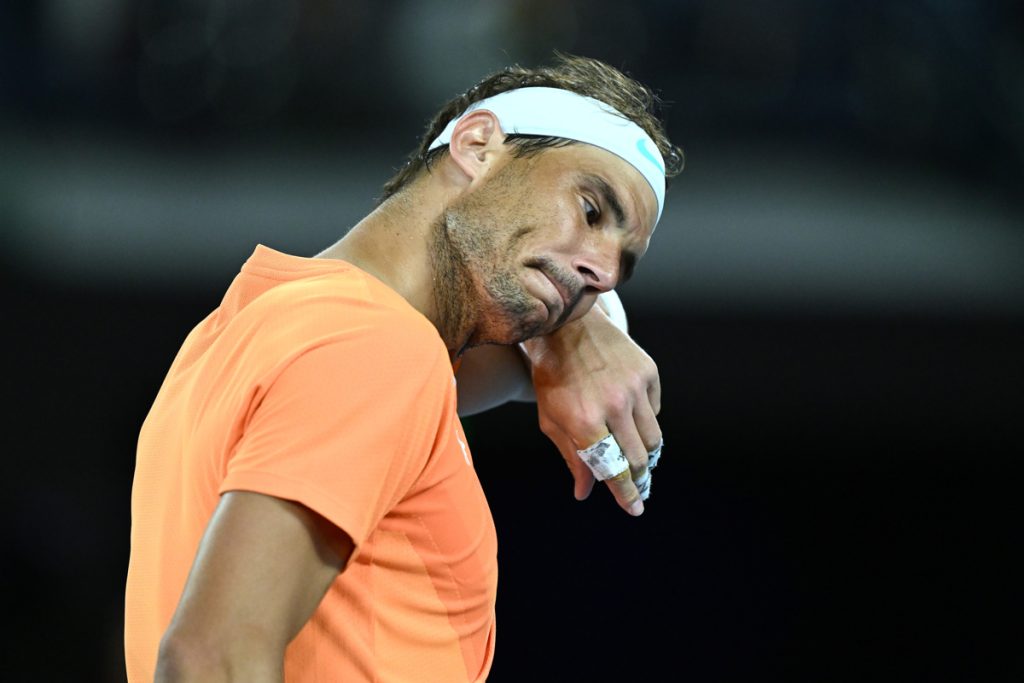 "Estoy cansado, estoy triste, estoy decepcionado" y "mentalmente destrozado", declaró el tenista español Rafa Nadal el miércoles  después de ser eliminado en la segunda ronda del Abierto de Australia y lesionarse por tercera vez consecutiva en un Grand Slam.