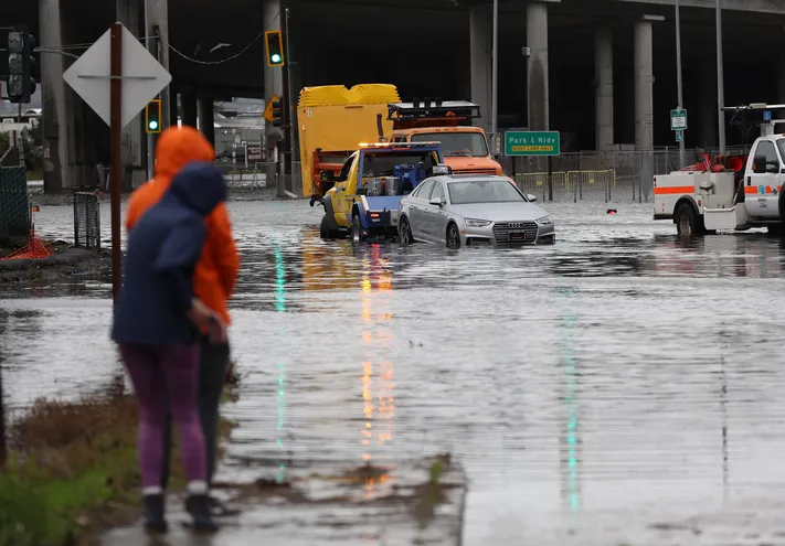 Un «ciclón bomba» alerta al estado de California con inundaciones y deslaves