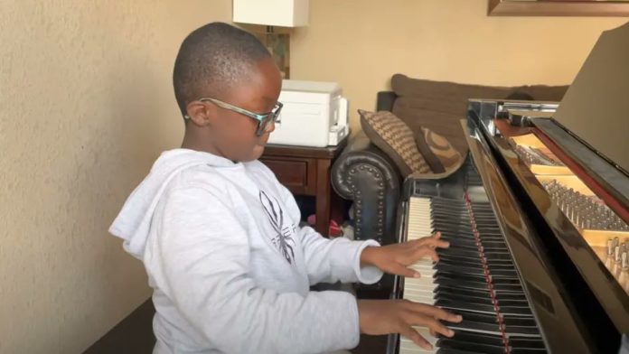 Jude Kofie, el niño prodigio del piano que toca de oídas, nunca ha estudiado solfeo