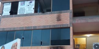 Sede de Palpitar Trujillano fue atacada por motorizados encapuchados, quienes lanzaron bombas molotov y piedras, generando daños en la fachada