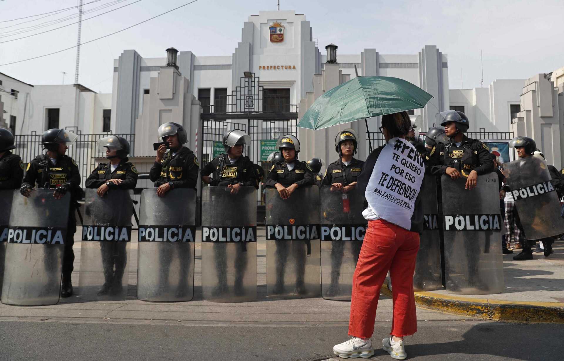 Policía detuvo a más de 200 personas en desalojo de una universidad de Lima