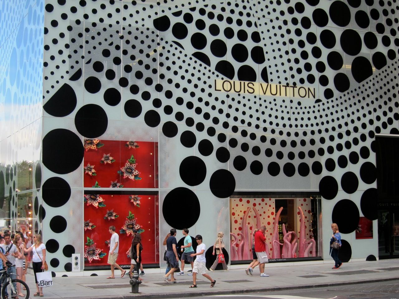 Yayoi Kusama se toma las vitrinas de Louis Vuitton en Nueva York, París y  Londres