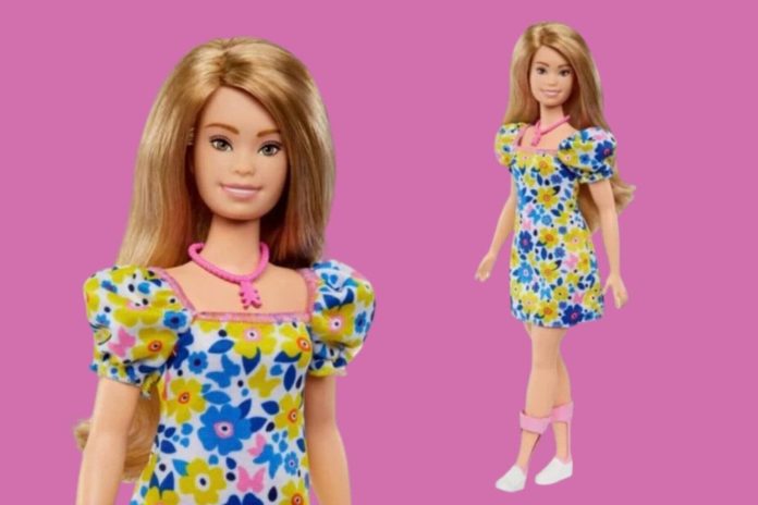 Las imágenes de la primera Barbie con síndrome de Down de la historia ya han sido publicadas por Mattel y se ha podido observar que la forma del rostro de la muñeca es, como era de esperar, diferente al del resto intentando simular los rasgos de las personas con cromosoma extra. Además, la nueva Barbie utilizará tobilleras ortopédicas, que le brindan apoyo al caminar.