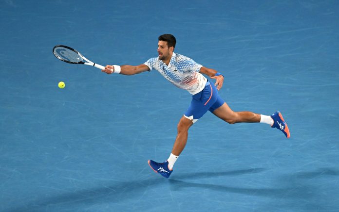 El serbio Novak Djokovic aseguró el jueves su pase a la tercera ronda del Abierto de Australia después de un encuentro más complicado de lo esperado contra el francés Enzo Couacaud, número 191 del mundo, por 6-1, 6-7 (5/7), 6-2, 6-0