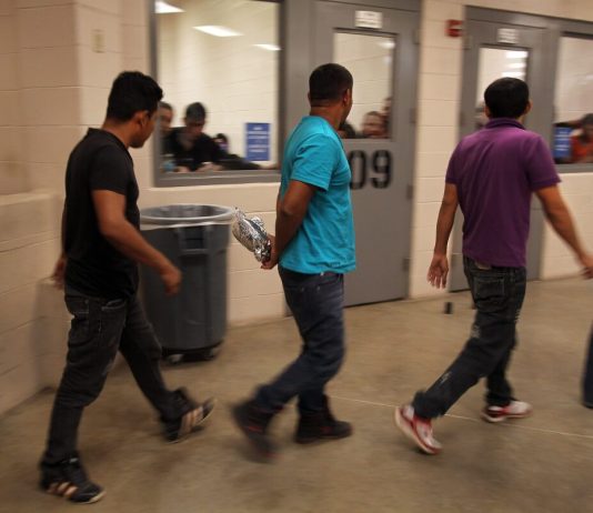 Estados Unidos liberó luego de la publicación de datos confidenciales a casi 3.000 migrantes que iban a ser deportados