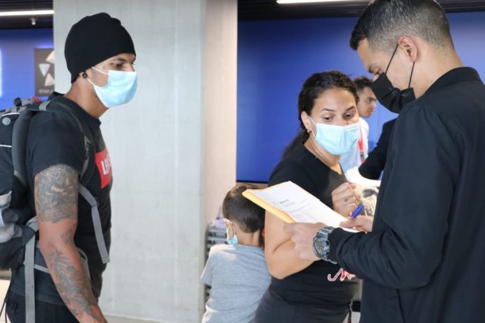 Venezolanos que cruzaron el Darién regresaron desde Panamá en un vuelo humanitario