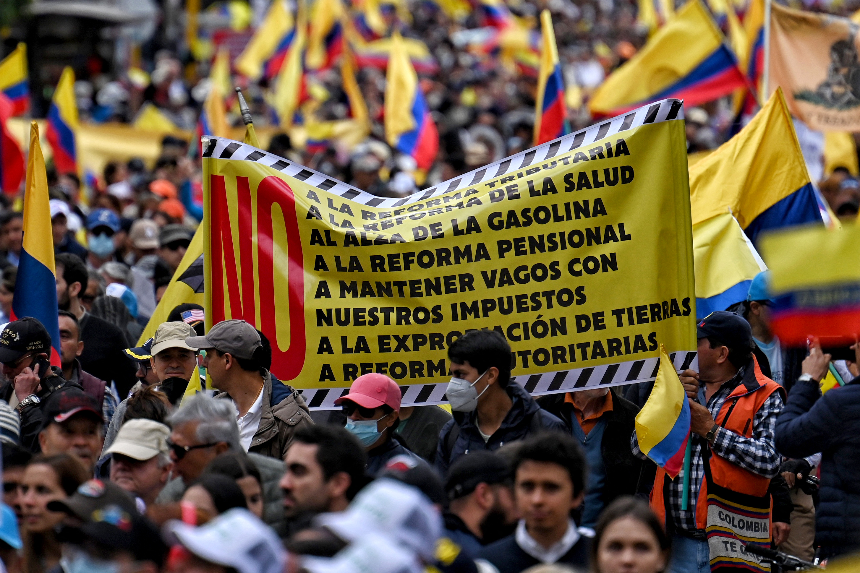 Miles de manifestantes rechazan en Colombia las reformas que pretende imponer Petro