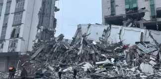 Crece la indignación en Turquía por el hecho de que la deficiente aplicación de la normativa haya contribuido al derrumbe de muchos edificios durante los terremotos de este lunes.