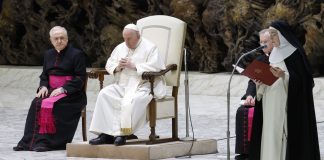 El papa Francisco hizo hoy un nuevo llamamiento para que terminen pronto "los crueles sufrimientos" en Ucrania, al final de la audiencia general celebrada en el aula Pablo VI del Vaticano.