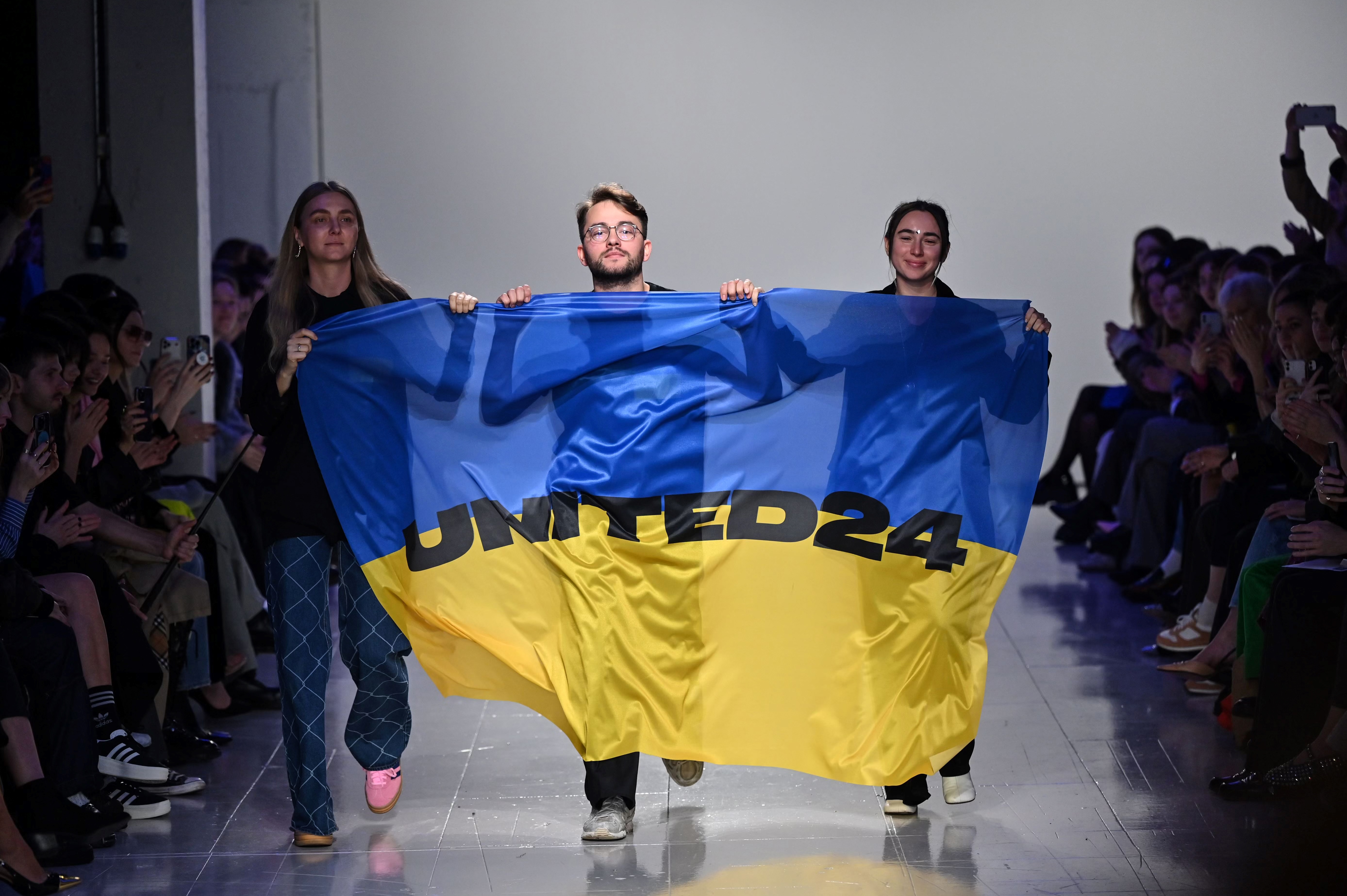 tres estilistas ucranianos la Semana de la Moda de Londres