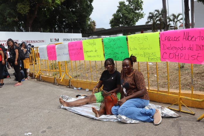 Migrantes ecuatorianos protestaron este lunes a las afueras de la estación migratoria Siglo XXI en Tapachula, sur de México, debido a que el Instituto Nacional de Migración (INM) les suspendió la entrega de oficios de salida, que les permiten poder regular su situación irregular en el país.