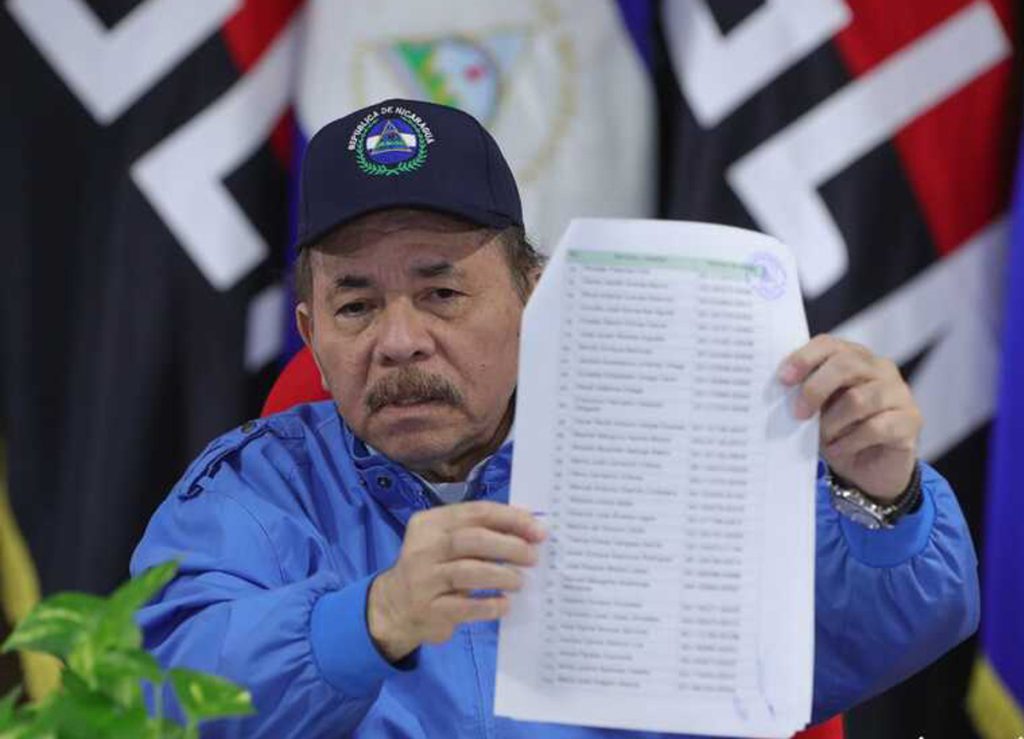 Ortega pide reformar la Constitución para nombrar a su esposa copresidenta